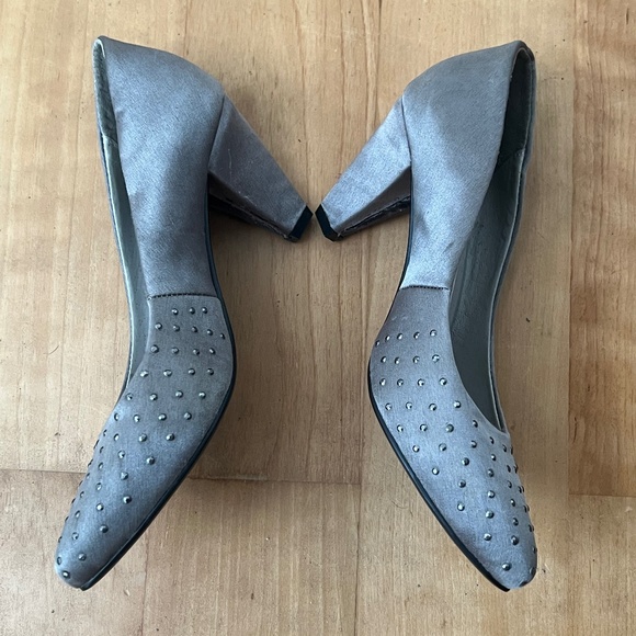 Metal studded silver satin pumps - Picture 2 of 5